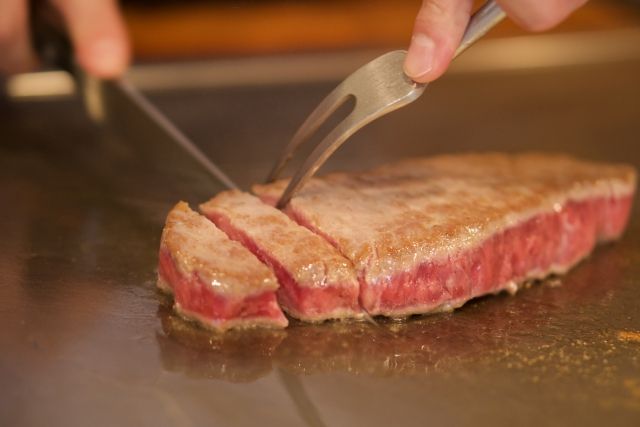 三宮のステーキ店モーリヤ人気メニューのフィレステーキを鉄板で焼くシェフ