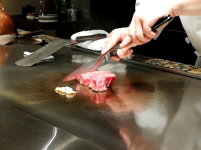 【神戸】鉄板焼きのステーキの魅力に迫る