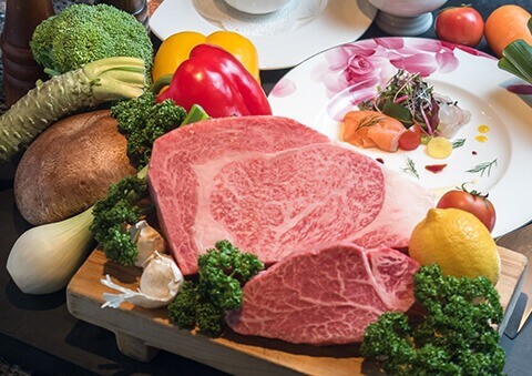 神戸牛の鉄板焼きを引き立てる付け合わせの役割